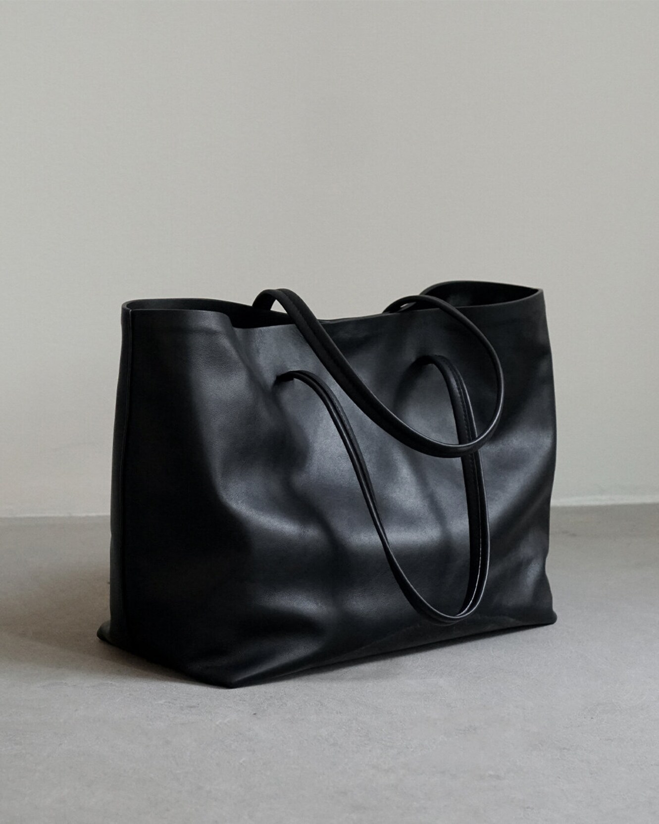 Luka Tote Leather Black | Flattered.com