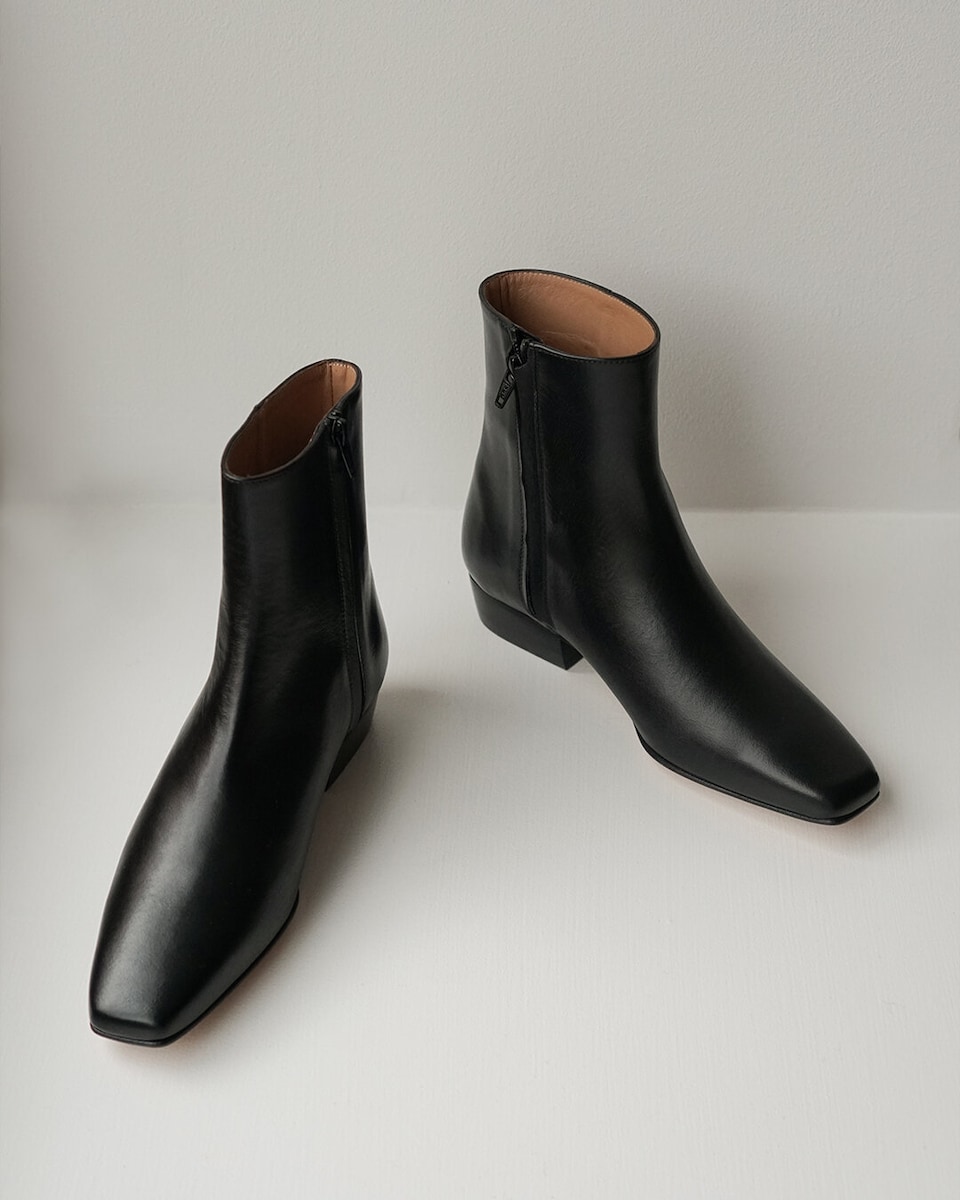 Rami Leather Black | Flattered.com